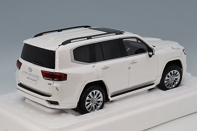 LCDモデル 1/18 ランドクルーザー300 ZX ホワイト