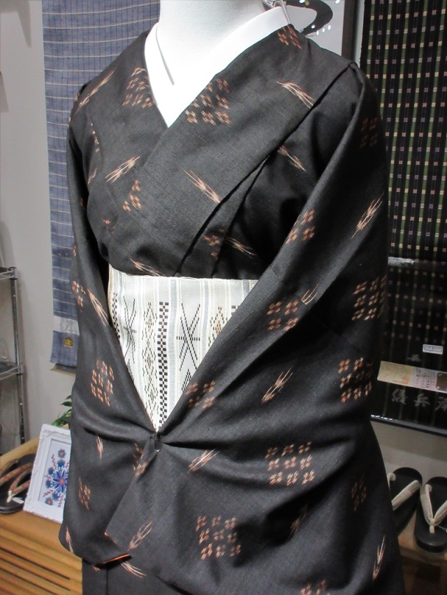 2018年 美しいキモノ冬号掲載 重要無形文化財指定「久米島紬」