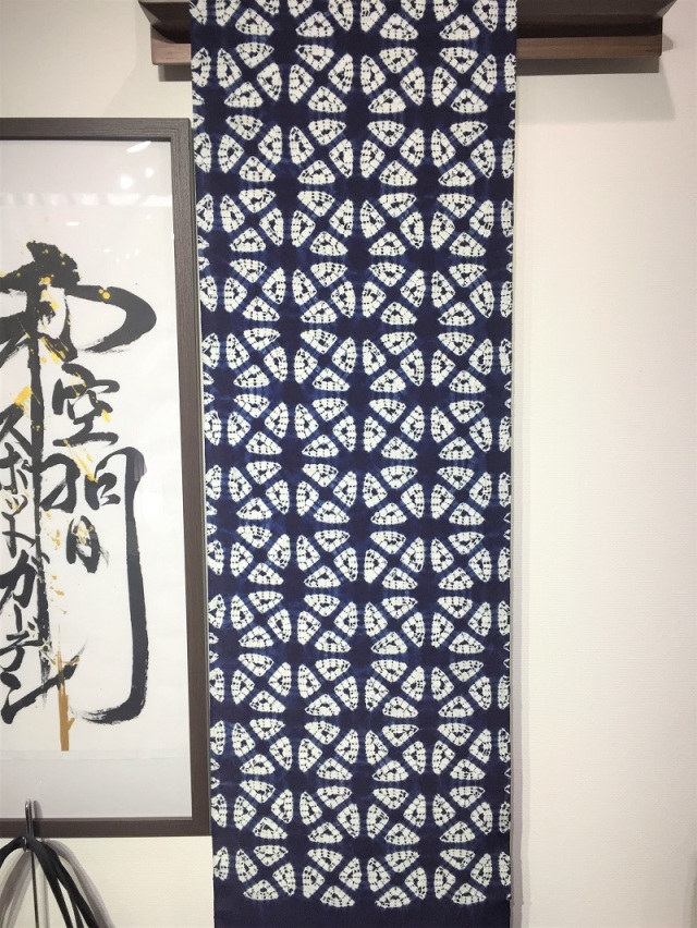 本藍の魅力 天然灰汁発酵建の本物の藍 絞り染により表現された幾何柄が