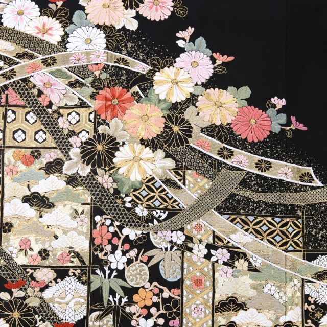 屏風に描かれた重厚感たっぷりの総手刺繍。上品で派手すぎないところに