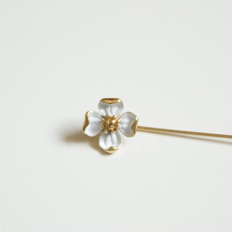 TRIFARIトリファリ ハナミズキ ホワイトエナメル ピンブローチ