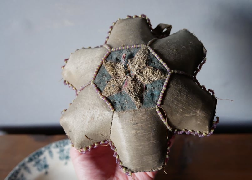 ピンクッションと針たくさん アンティークピン付き フランス