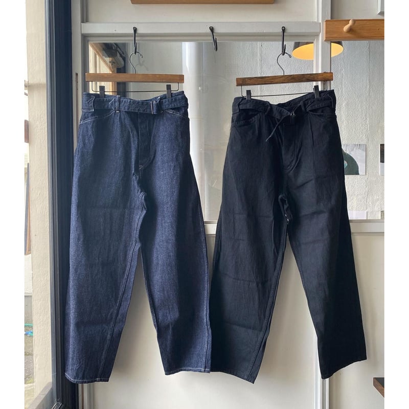 COMOLI デニム ベルテッドパンツ | Less Higashikawa