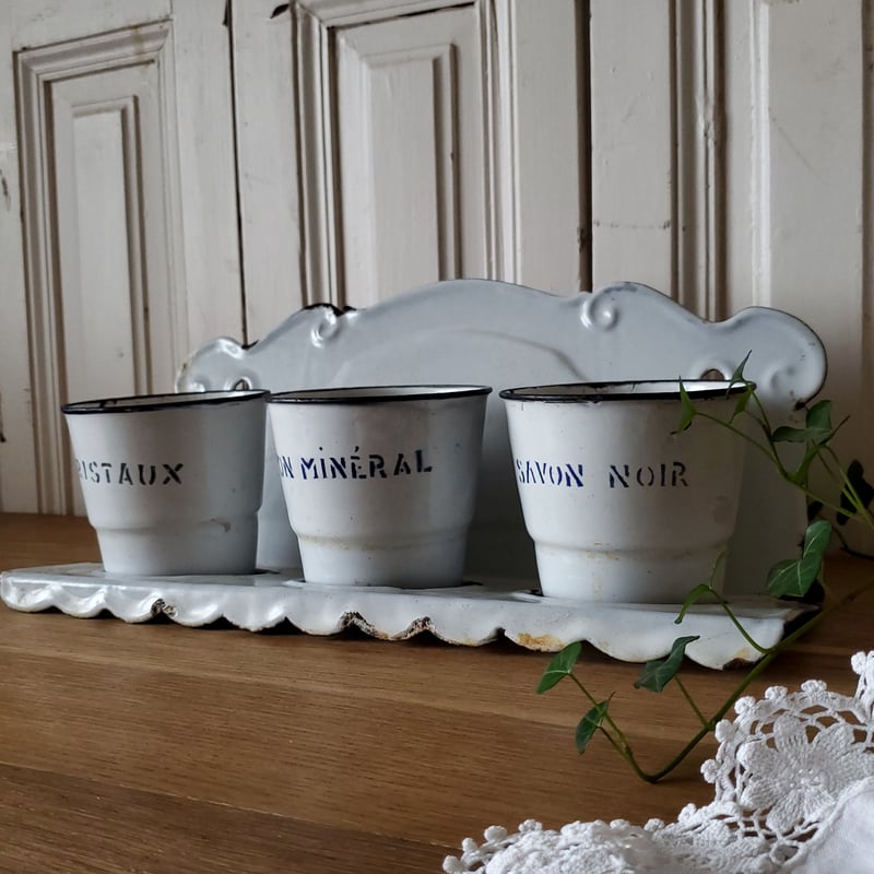 スカラップがかわいいホーローサボンラック | リボンときどきネコ