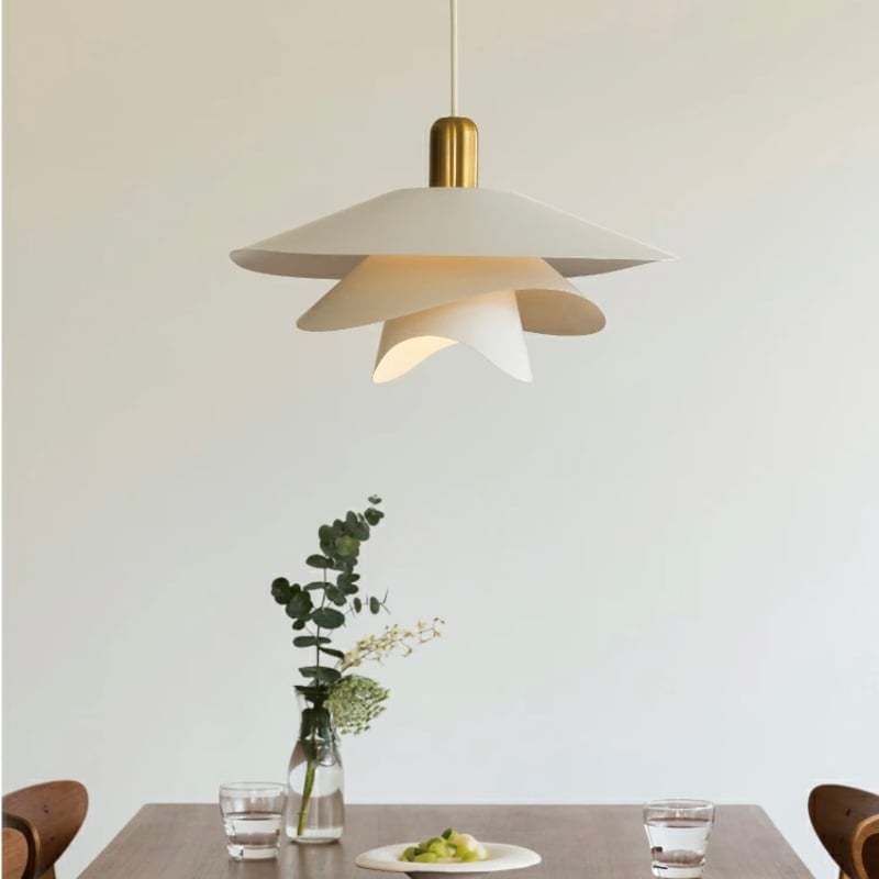 風に舞う花びらのような 優雅で上品な佇まいのペンダントライト