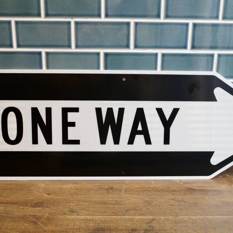 トラフィックサイン ONEWAY ワンウェイ 看板 ロードサイン アメリカ製