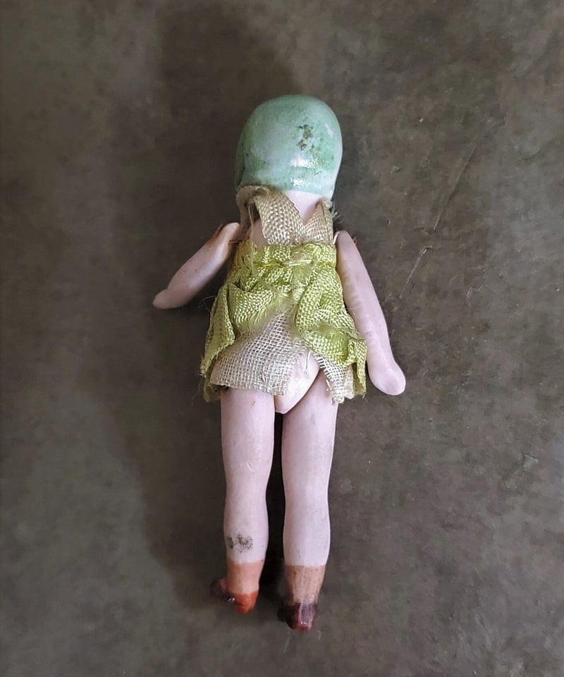 ミニョネット グリーンのドレスのビスクドール アンティーク品