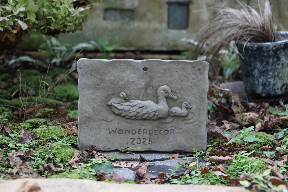 ワンダーデコール】YEAR PLATE 2025 | ローザンベリー多和田公式