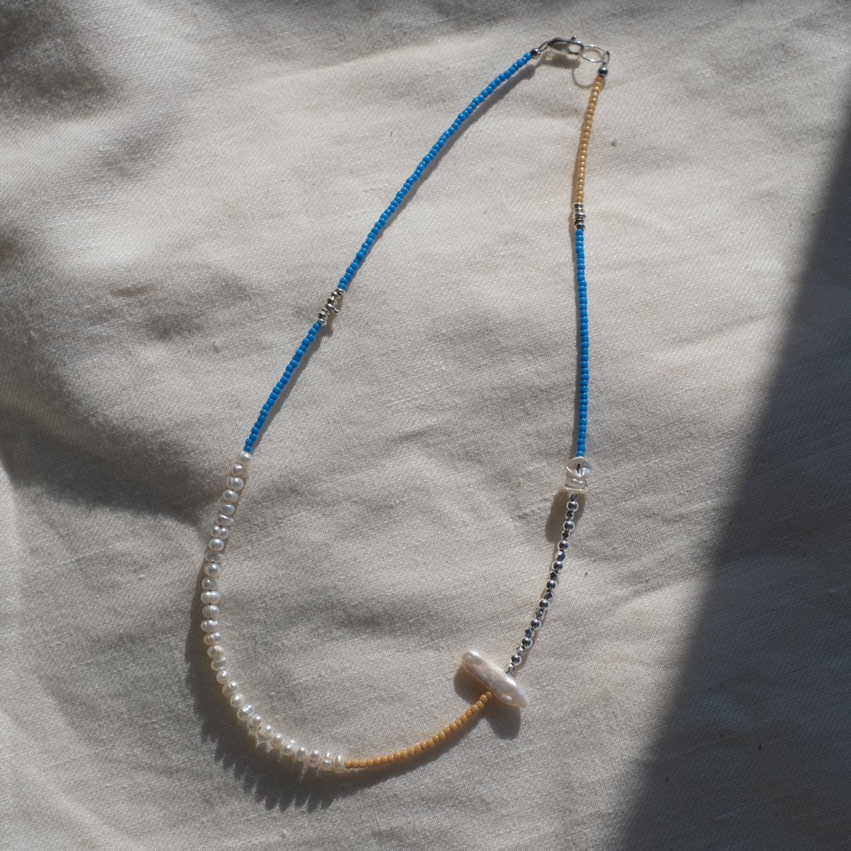 変形淡水パールとカラフルビーズとカレンシルバーのネックレス