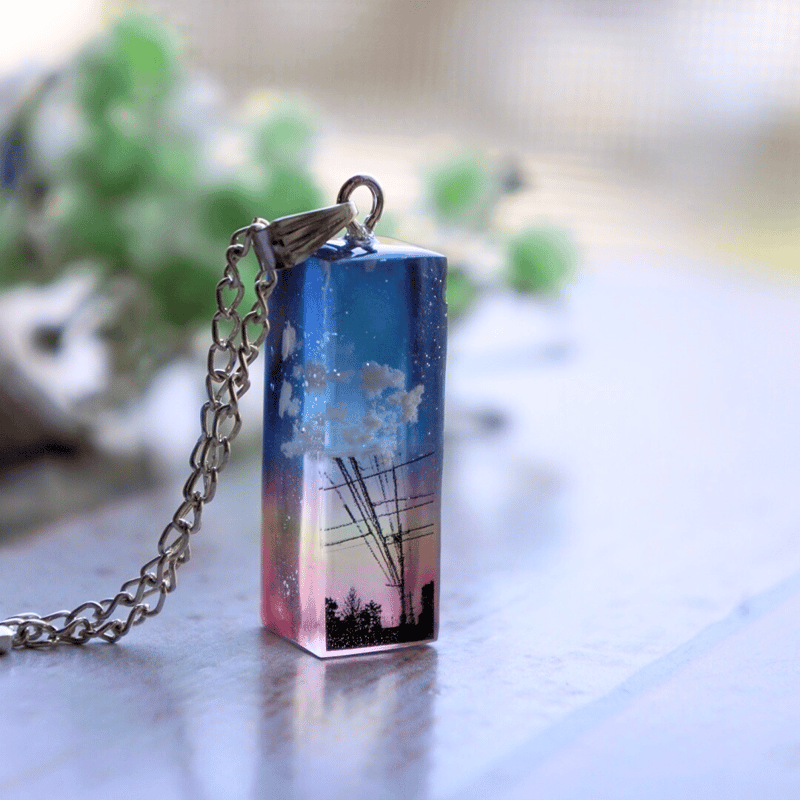 幻想的な茜空と街並み』 四角柱ネックレス | 蒼空屋−レジン雑貨−