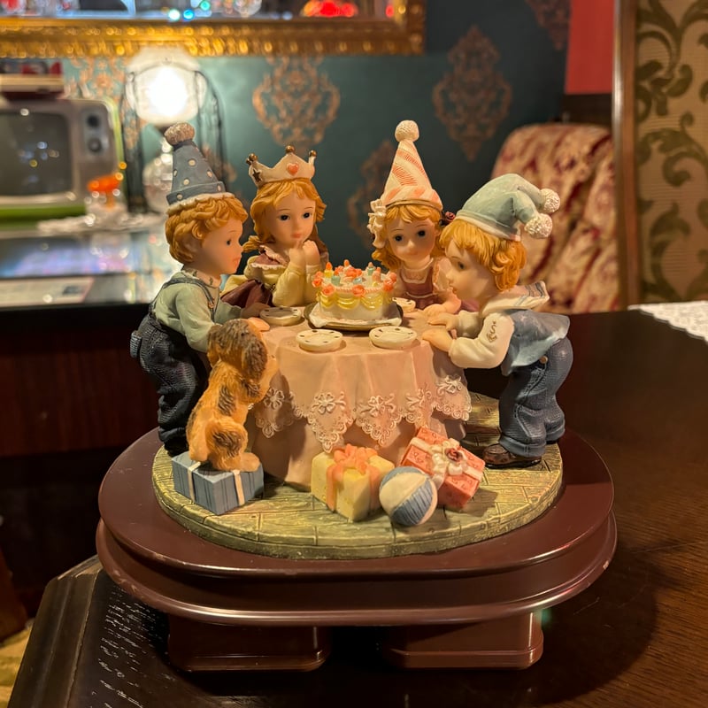 リカルドシェルマニ バースディパーティー 陶器置物 | アンティーク