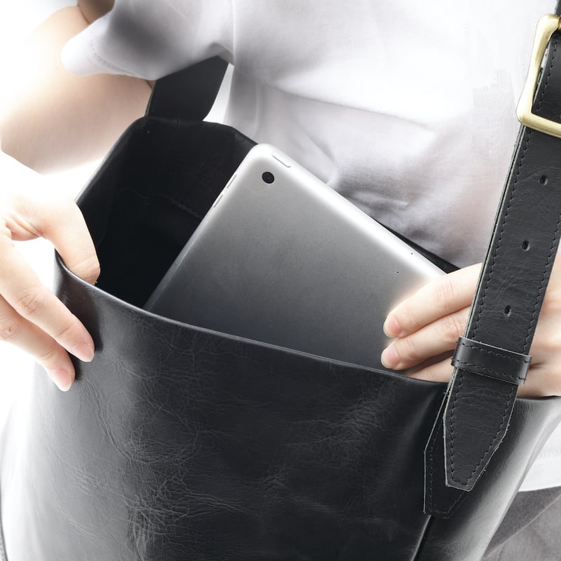 レザーショルダーバッグ（2WAY）／ブラック | gr.