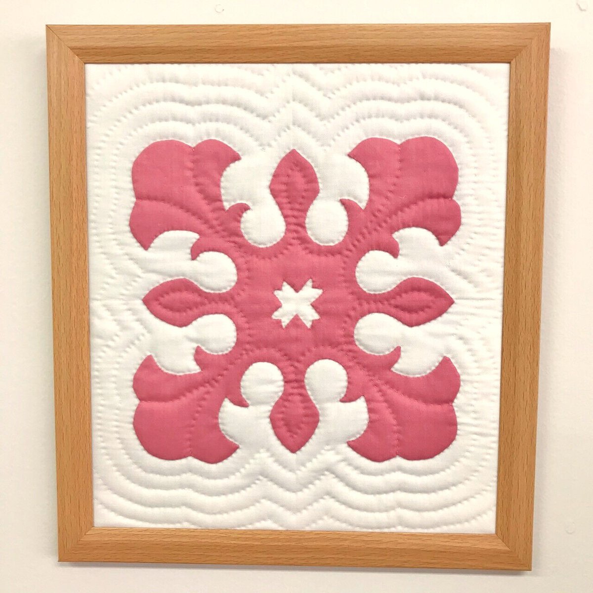 手縫い仕上げ》ハワイアンキルト壁掛け エンゼルストランペット | ぱい