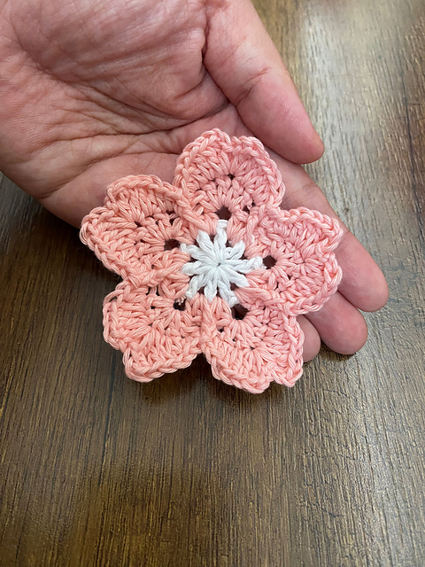 Ravelry: Sakura flower pattern by Ervinna Lee