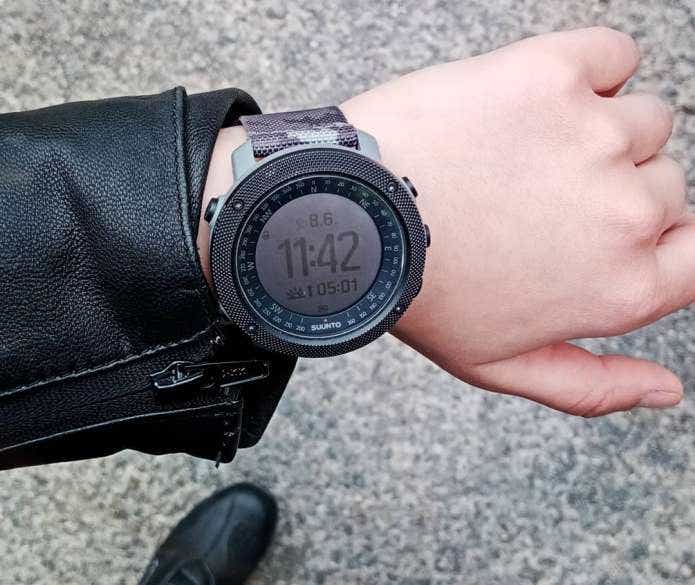 スント「トラバース アルファ」は頑丈ミルスペックと最新スマート