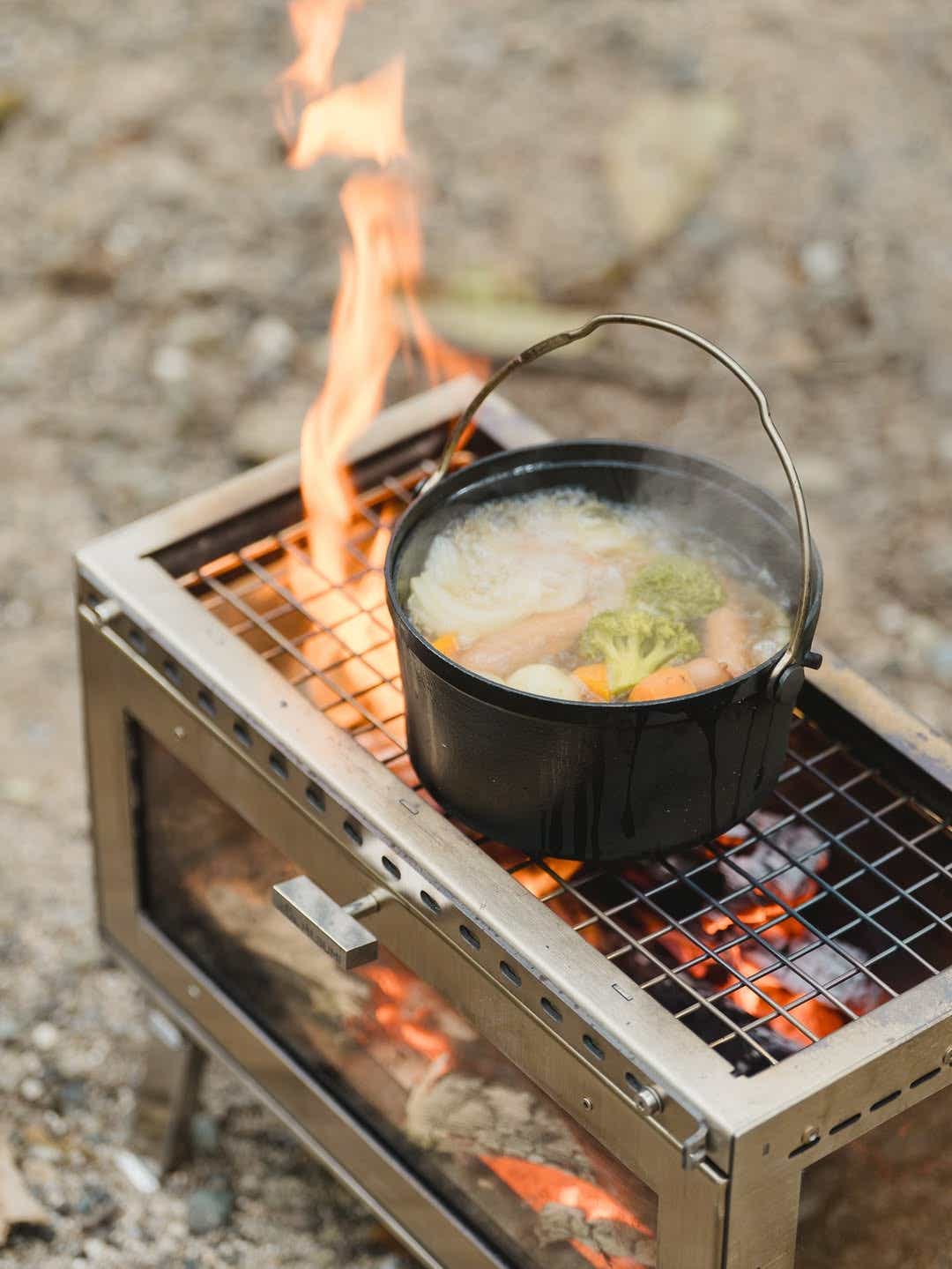 40cm薪も入る」のに「卓上サイズ」。Mt.SUMI新作は“薪ストーブ目の前