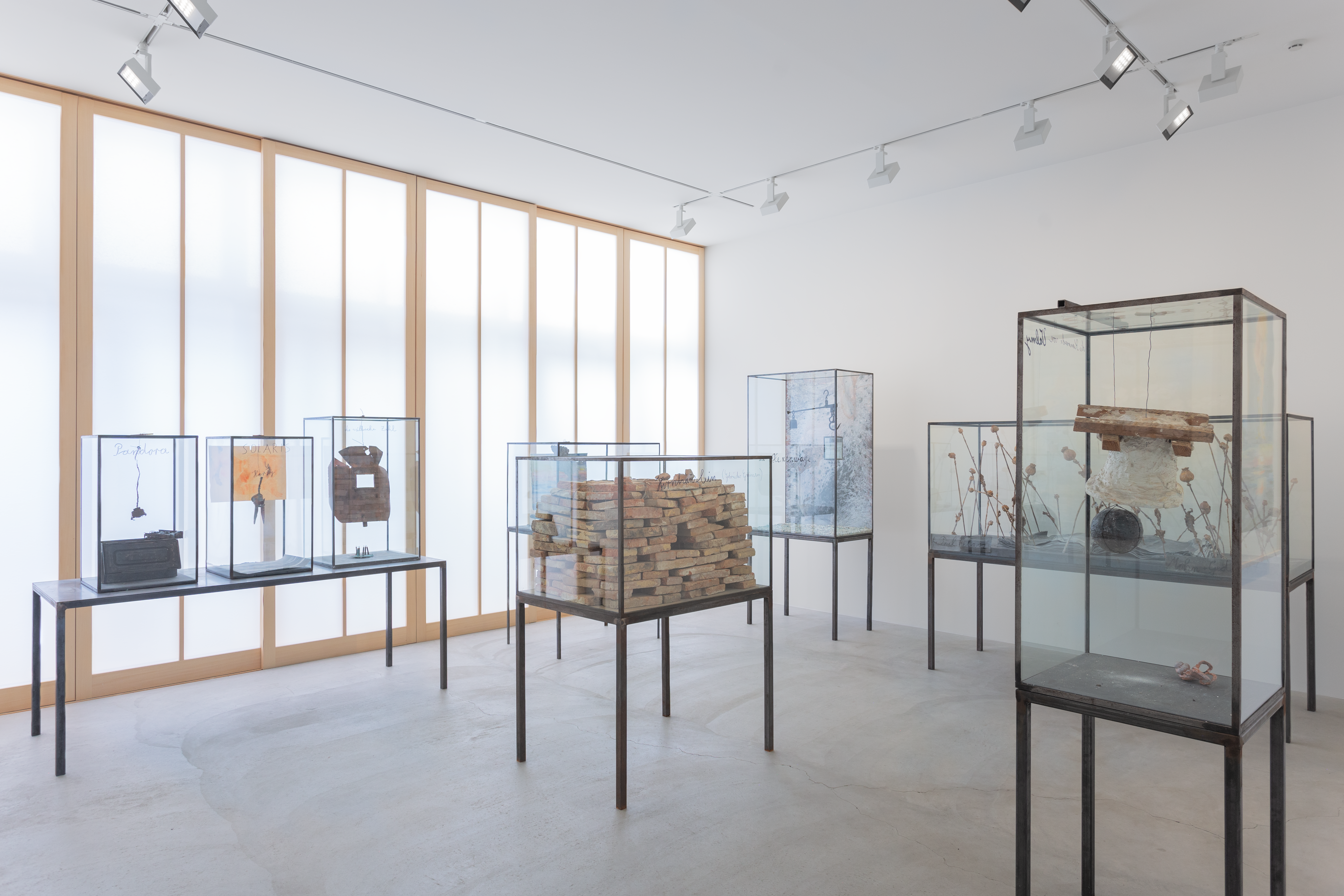 ガラス箱の中の小宇宙と性。アンゼルム・キーファー「Opus Magnum」展