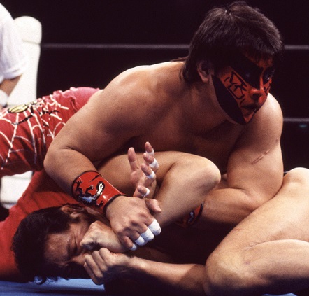 アントニオ猪木がグレート・ムタとの初シングルを“魔性のスリーパー”で