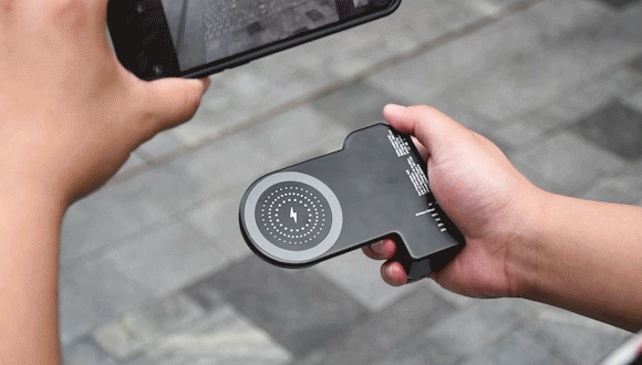 拡張性抜群！撮影リモコン・ワイヤレス充電・照明・スタンドの4役を