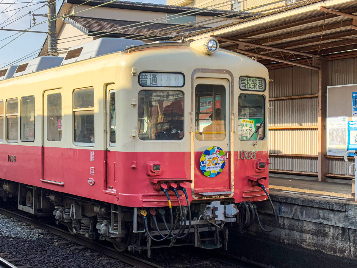 記念ヘッドマークを付けた車両＝ことでん「IruCa」が20周年 - 高松経済新聞