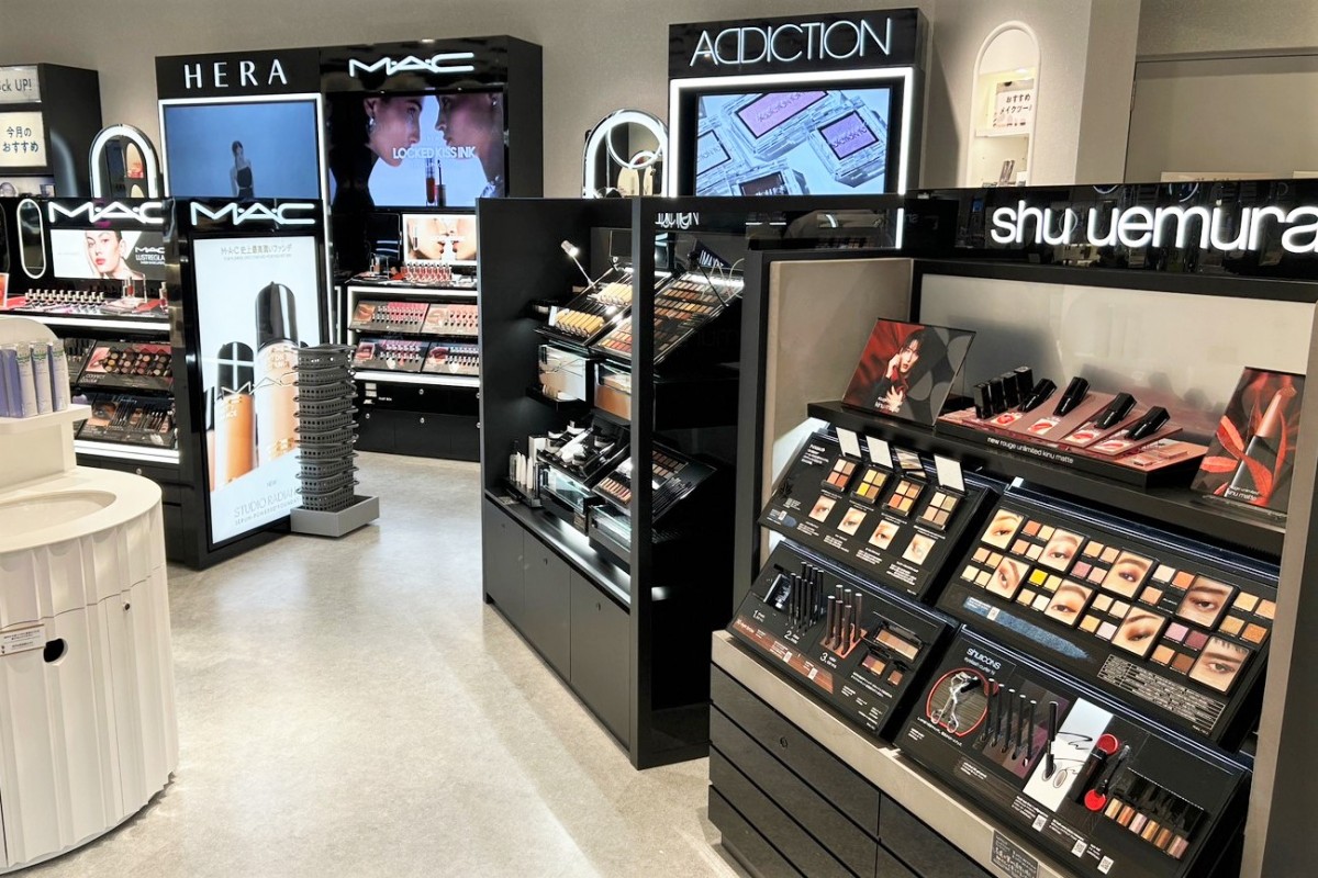 高価格帯のブランドの商品が並ぶ - 梅田経済新聞