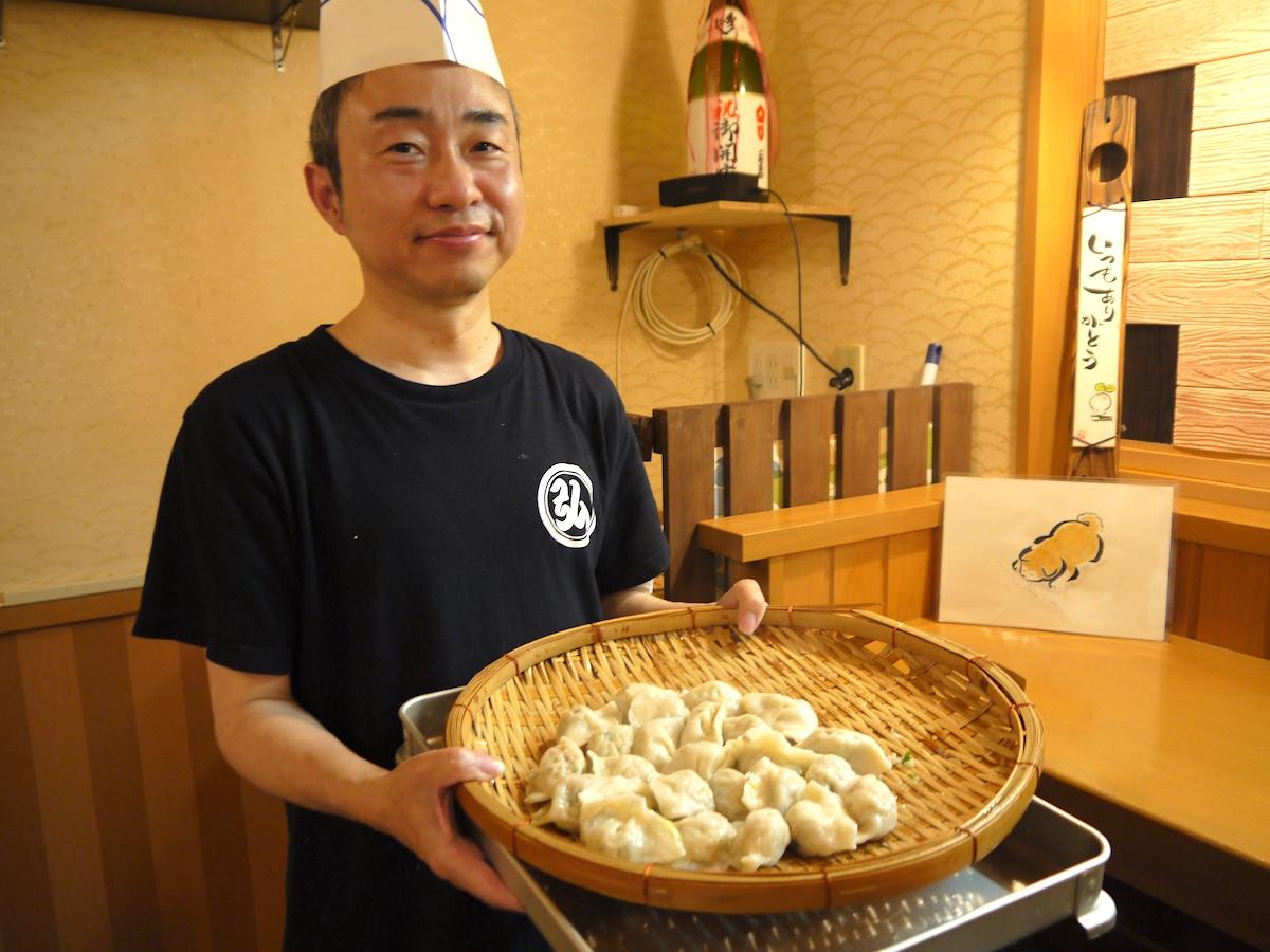 大曲の居酒屋「手造り餃子の弘ちゃん」が1周年 毎日皮から手作りで提供