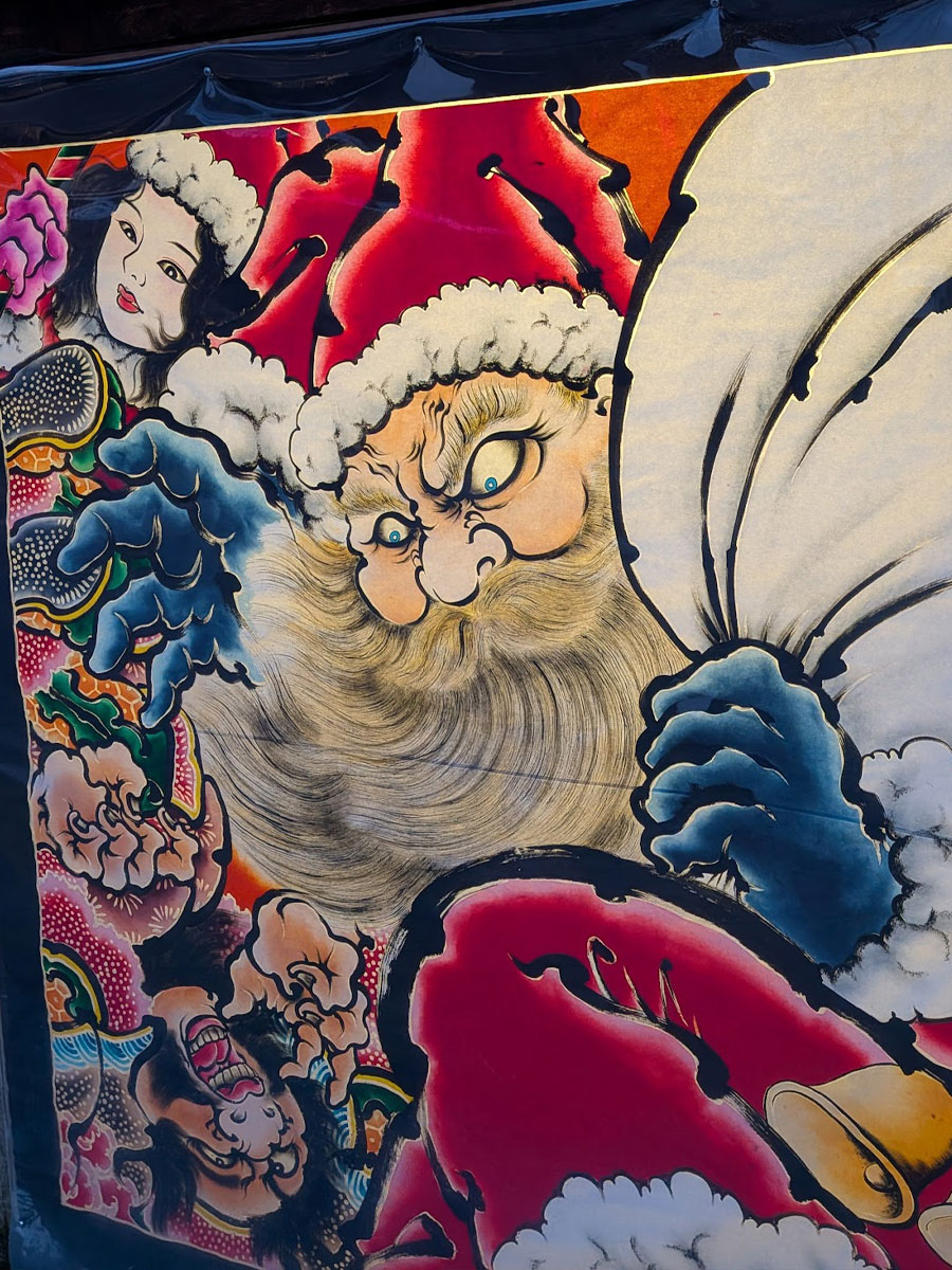 眼光が鋭いサンタねぷた - 弘前経済新聞