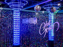 ネオンの曲線や揺らめきを鑑賞できる幻想的な展示空間 - 香港経済新聞