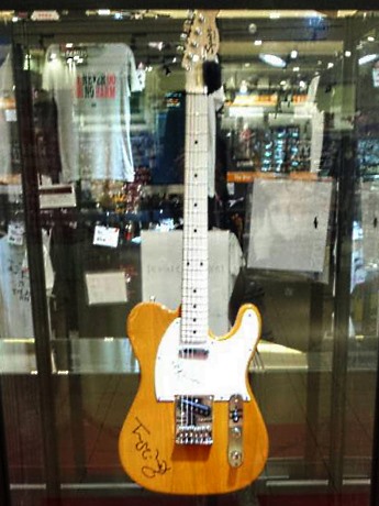 中野で「洋楽ロック」展 キース・リチャーズさんサイン入りギター展示