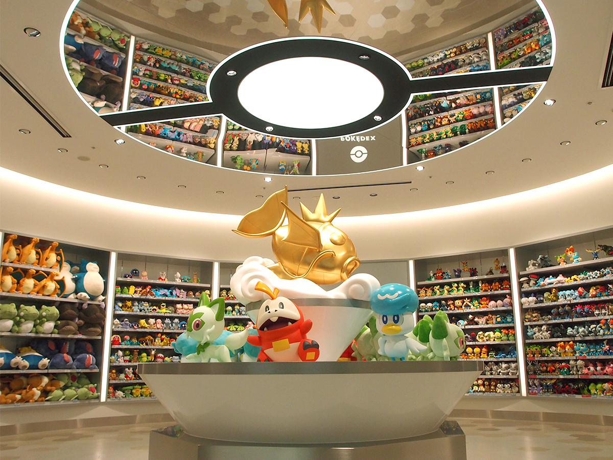 金のコイキング像」を設置した空間の天井にはモンスターボールの