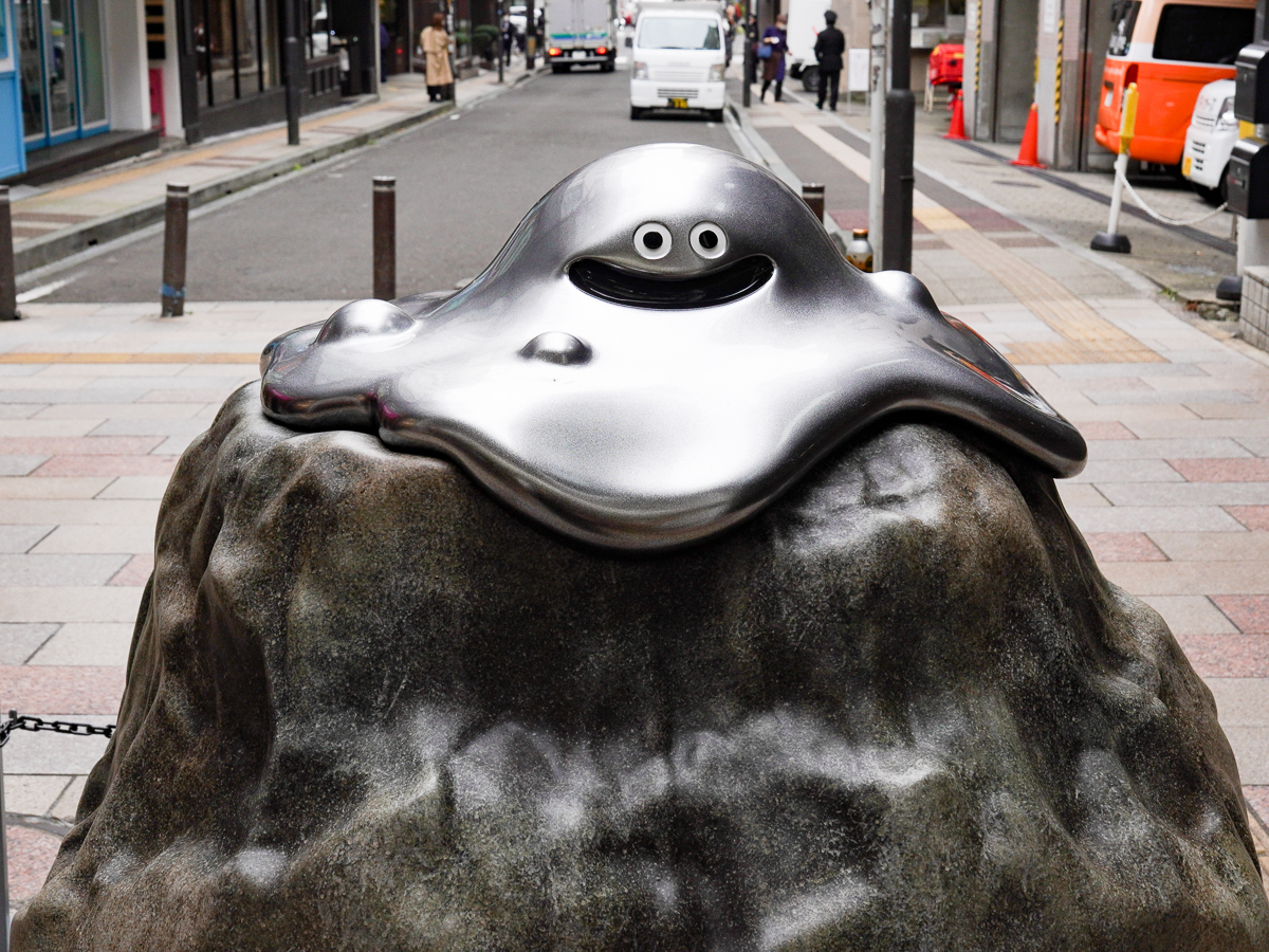 マーブルロードおおまち商店街に設置されたはぐれメタルの立像 - 仙台