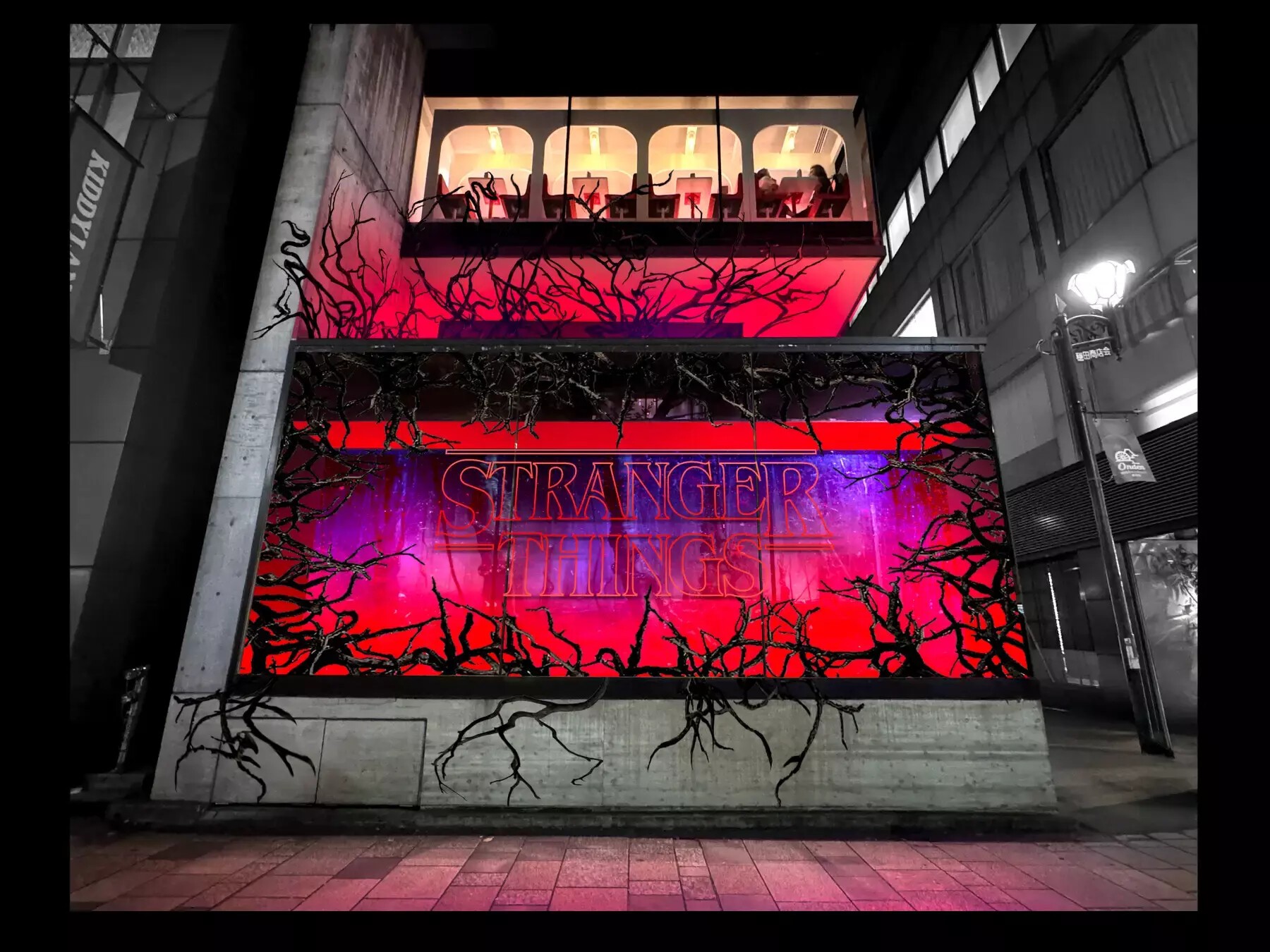 iFLYER: ドリンクやフード、グッズなどが多数登場！「ストレンジャー