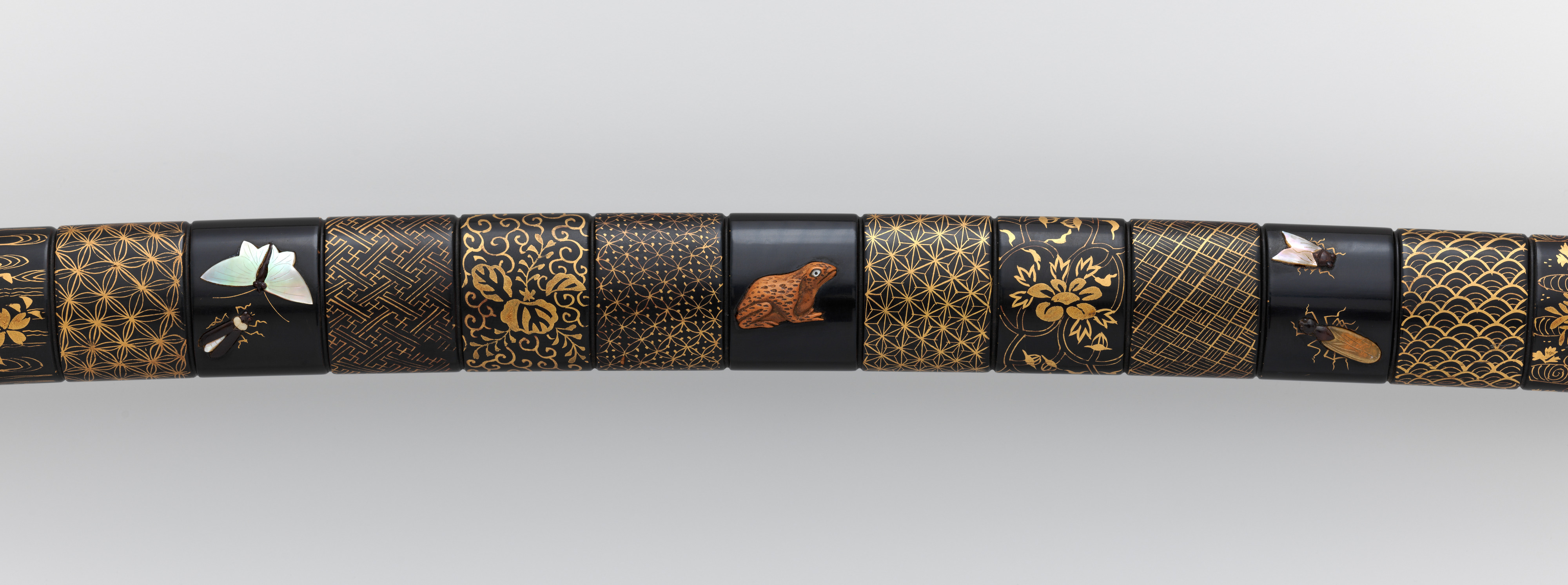 印籠刻昆虫図螺鈿据文象嵌鞘打刀拵 Blade and Mounting for a Sword