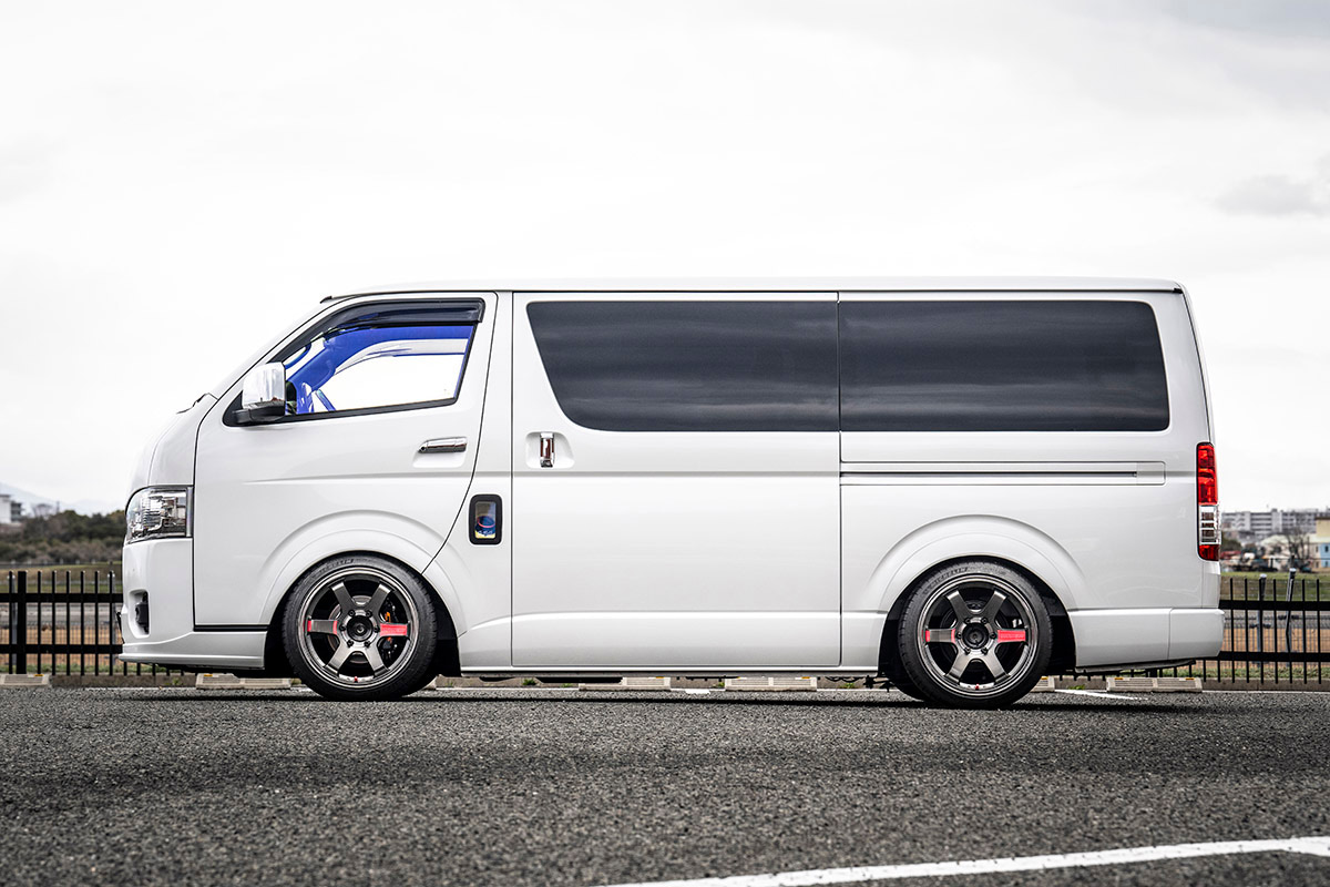 レイズの代名詞といえるTE37をハイエースにIN!! | カスタムCAR