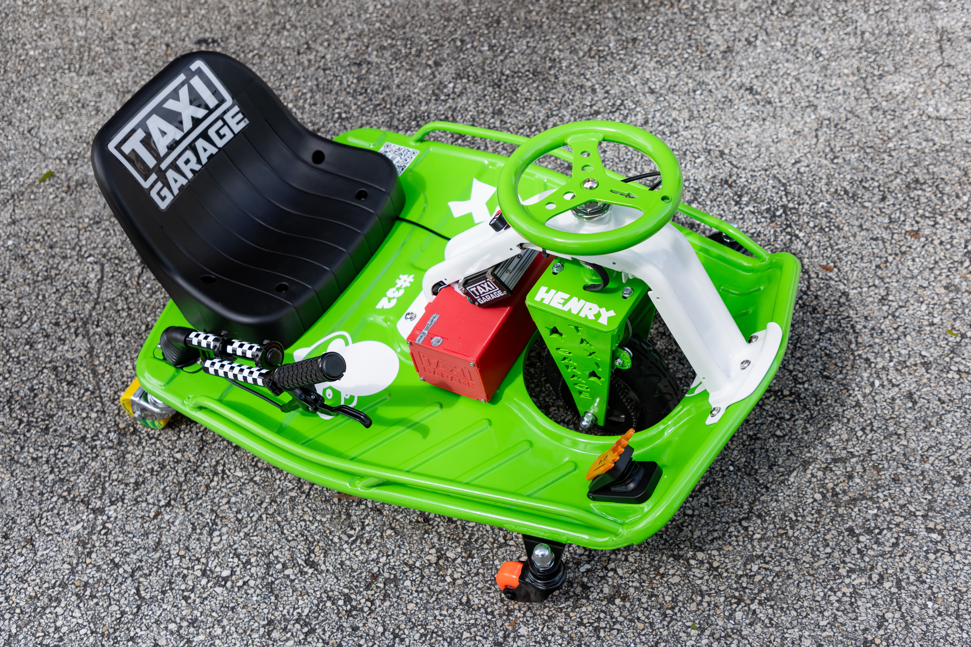 Yoshi' Kiwi Green/Polar White Taxi Garage Crazy Cart | Prismatic