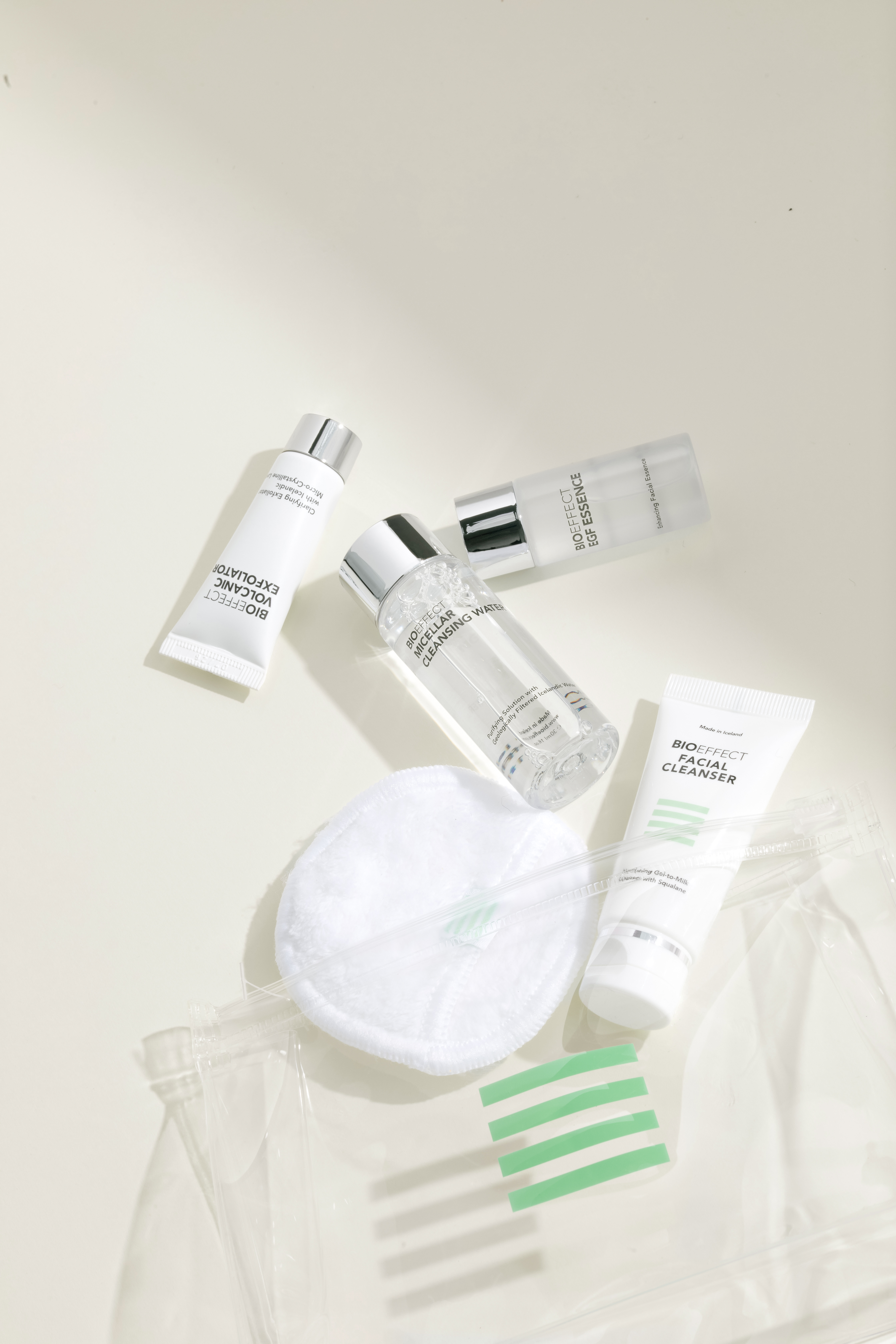 ZmG1EJm069VX1g5m_BIO_TravelCle