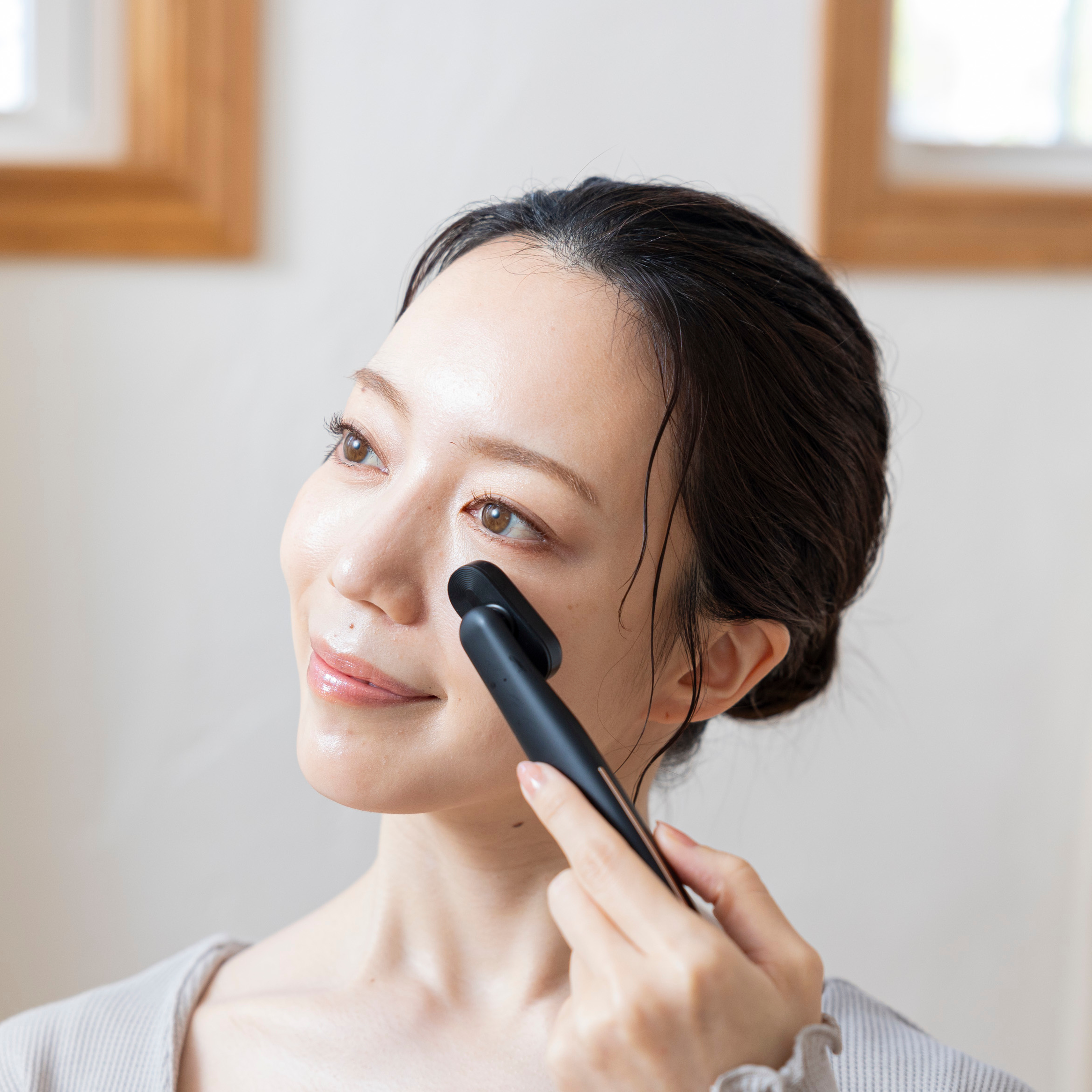 EMS×光LEDリフトケア】REFINE EYE 目元美顔器 | NIPLUX（ニップ