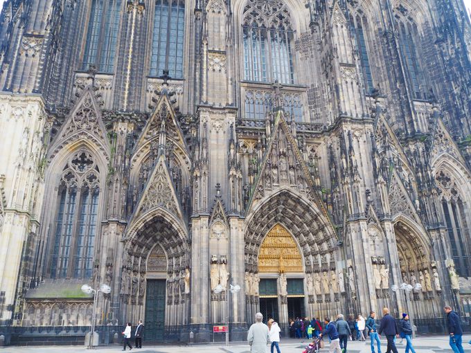 タワーと宝物館と併せて3度感動！世界遺産「ケルン大聖堂」 | ドイツ