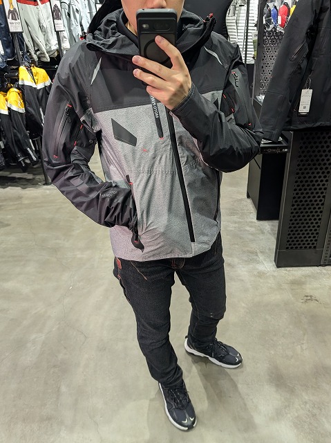 ブラックの防水ツーリングジャケットのご紹介♪：KUSHITANI三鷹店