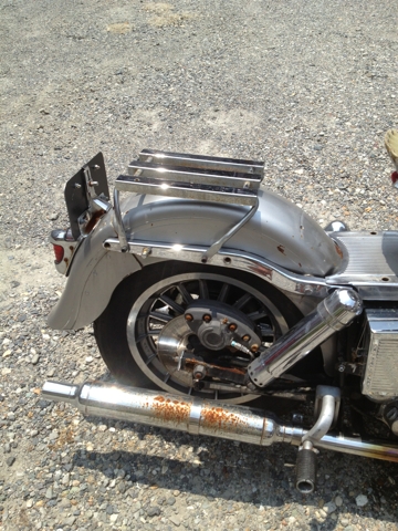 ショベルヘッド FLH80 の純正リアキャリア取り付けとタンデムシート