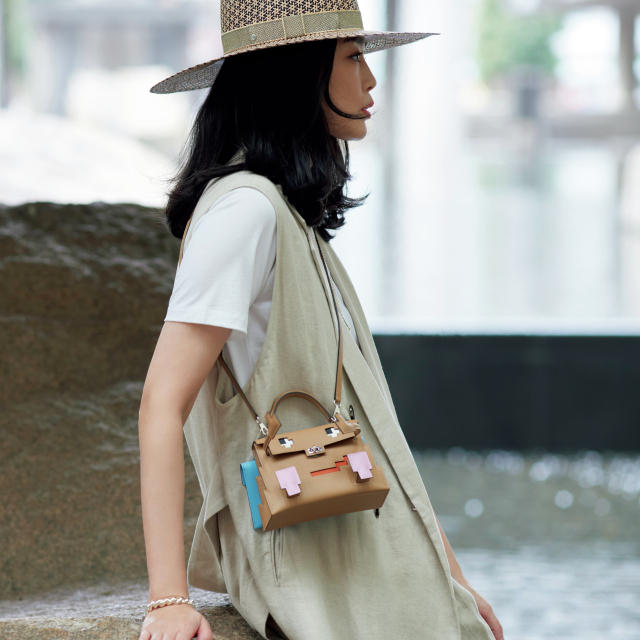 エルメスの小さなケリーバッグ。上質かつ楽しいデザインが似合うのは