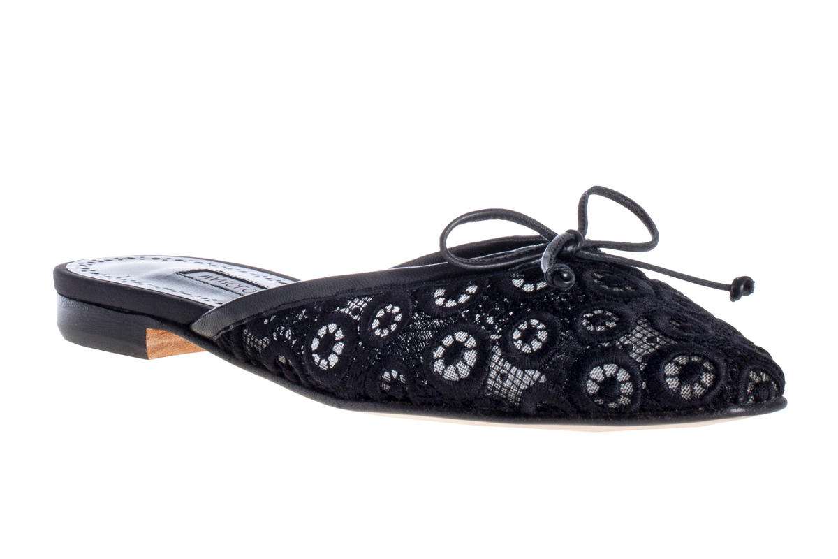 マノロ ブラニクの新作ブラックシューズでドラマティックな足元を演出