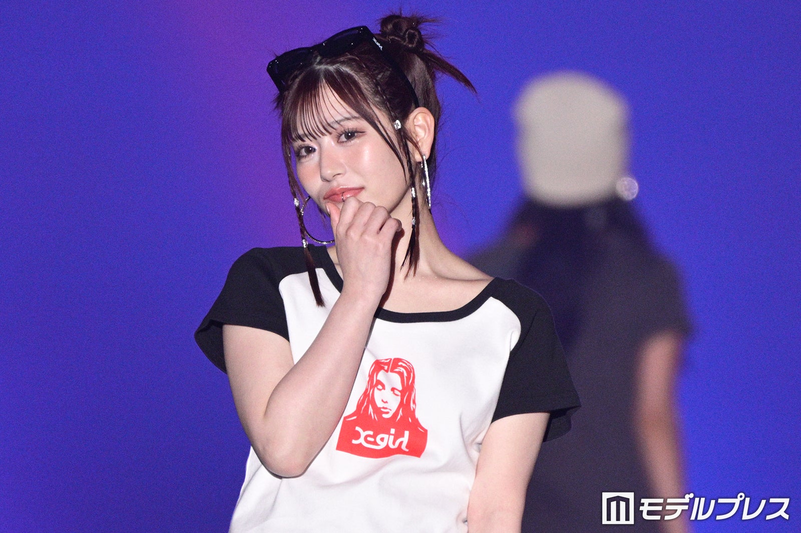 FRUITS ZIPPER月足天音、クールにウインク ストリートコーデでオーラ