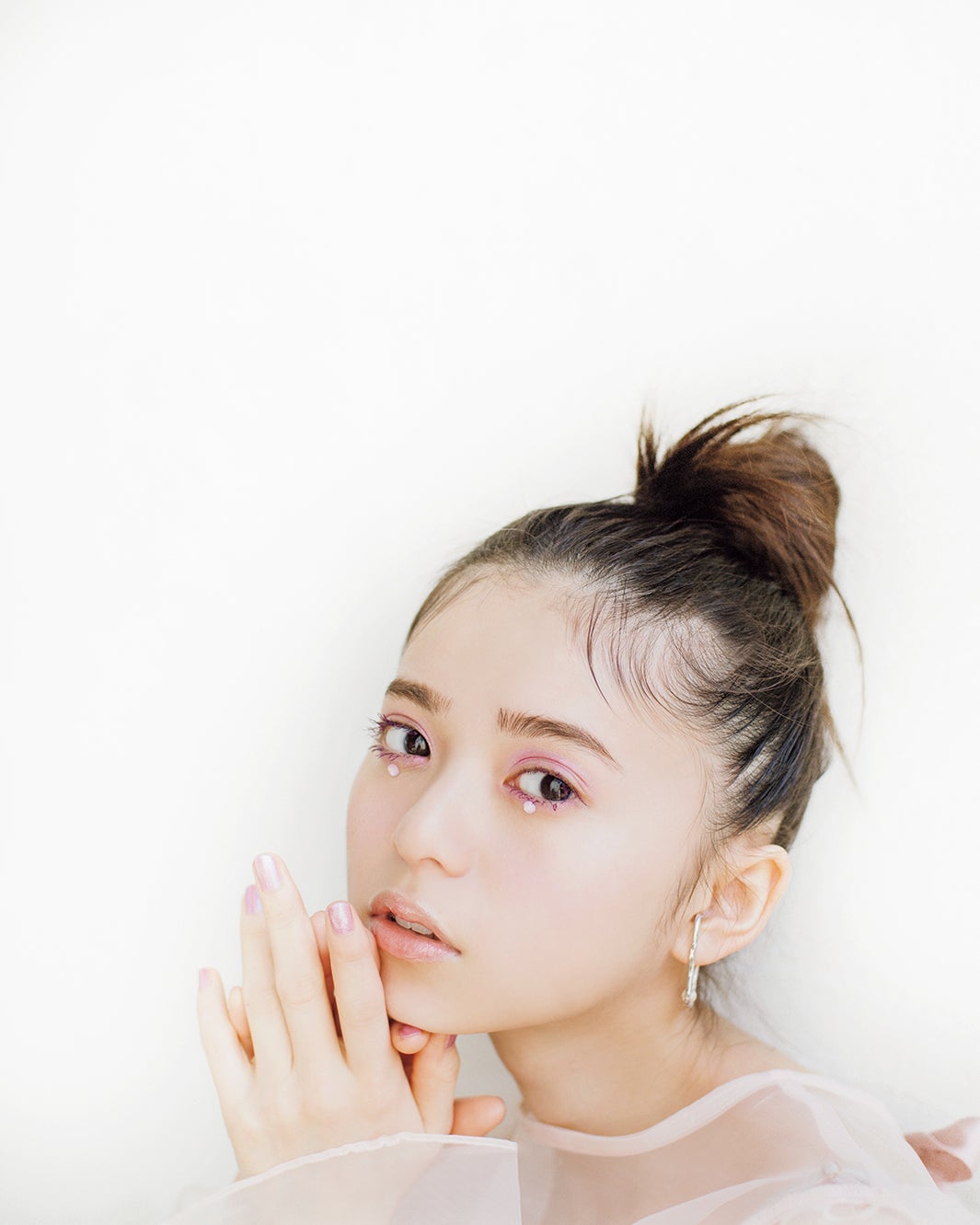 乃木坂46齋藤飛鳥、“紫”ワントーンメイクで魅了 「sweet」で新連載