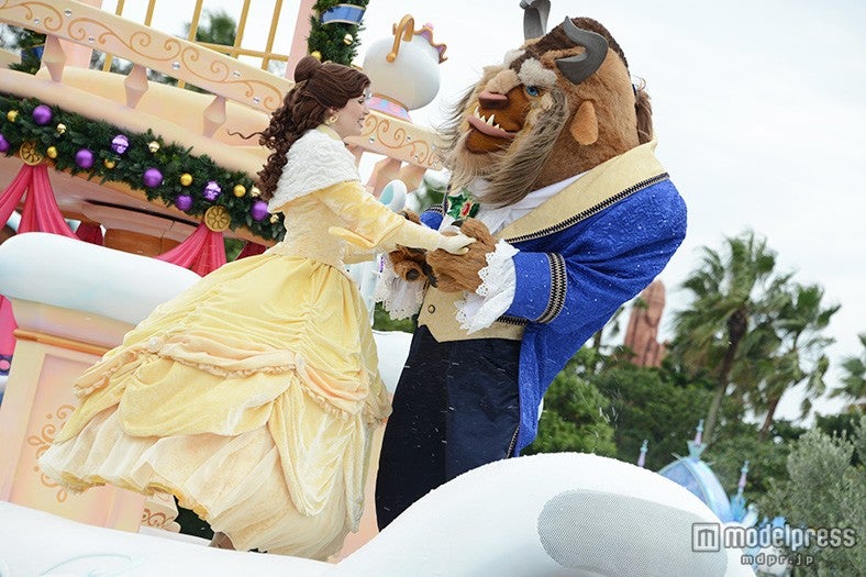 ディズニーランド「美女と野獣」が魅せる幻想的なクリスマスにうっとり