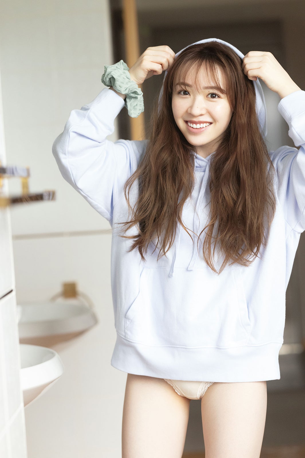 乃木坂46渡辺みり愛、1st写真集が発売前重版決定 透明感抜群の先行