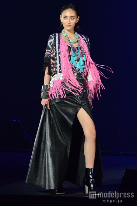 長谷川潤、ナチュラルメイクでフラダンス - モデルプレス