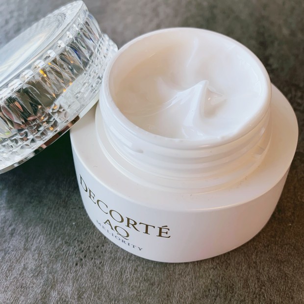 殿堂入り】一度の使用で肌が変わる！？くすみ肌の救世主はデコルテAQ