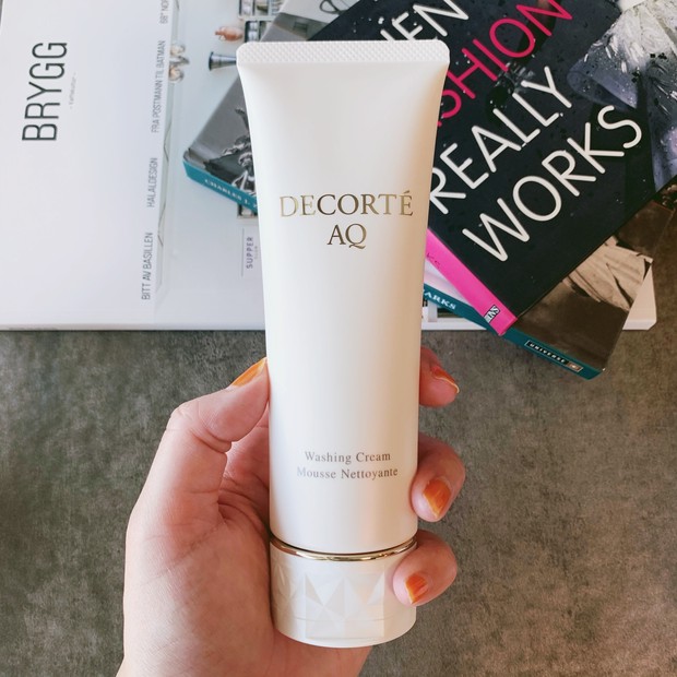 殿堂入り】一度の使用で肌が変わる！？くすみ肌の救世主はデコルテAQ