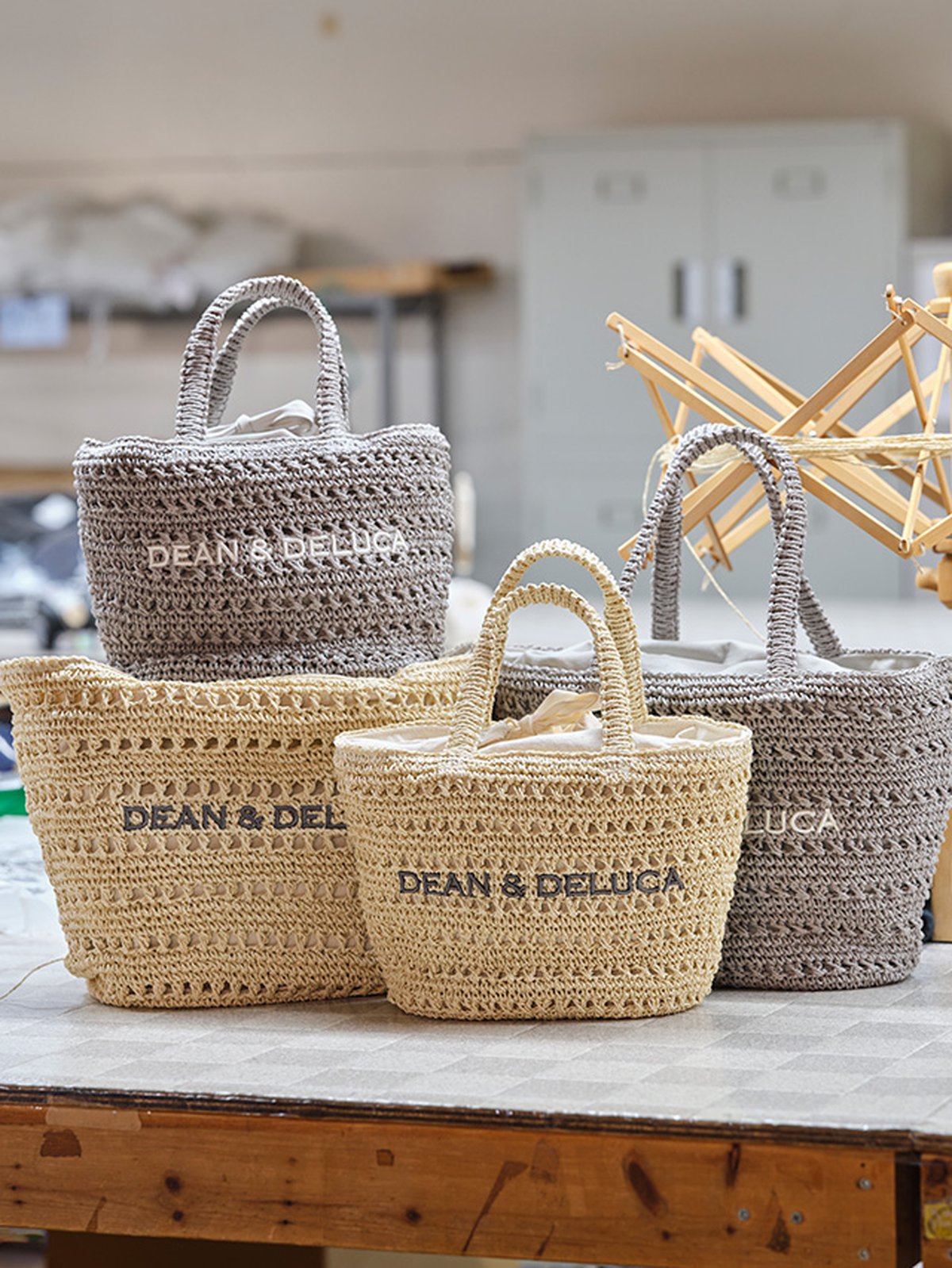 DEAN & DELUCA】よりBEAMS COUTUREとのコラボによる手編みバッグが登場